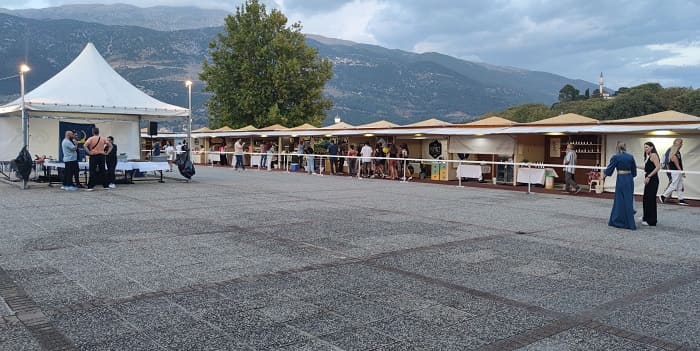 ektesi plateia mavili