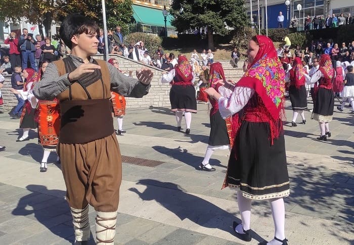 Εκδηλώσεις, γιορτές τσίπουρου κι ένα τριήμερο με πλήθος επισκεπτών! 2 xoroi plateia