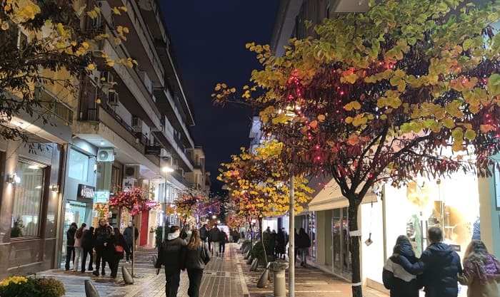 Τα Γιάννινα φορούν τα γιορτινά τους.. 2 stolismos1