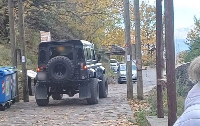 Αυτοκίνητα μπαινοβγαίνουν στον δρυμό, αγροτικά μεταφέρουν τουρίστες στις καρότσες! 1 drimos aoou1