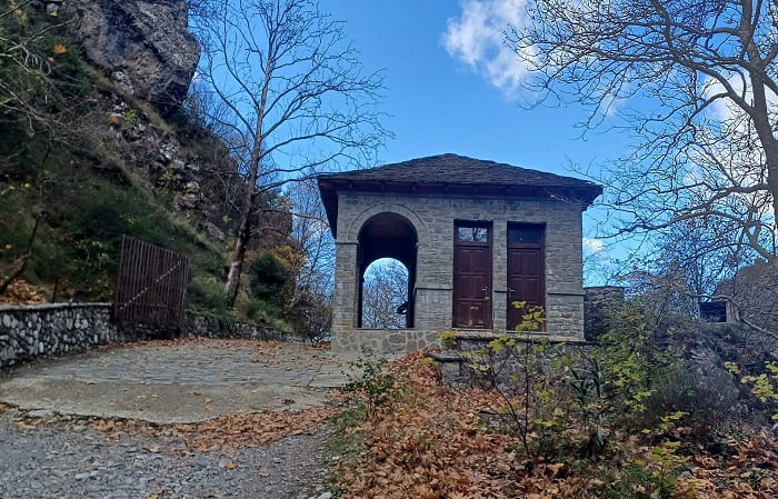 Αυτοκίνητα μπαινοβγαίνουν στον δρυμό, αγροτικά μεταφέρουν τουρίστες στις καρότσες! 2 drimos aoou2