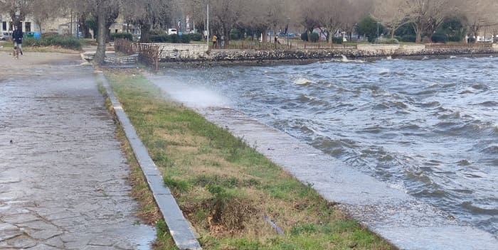 Στη δύναμη του ανέμου… Φουρτούνιασε η λίμνη! 1 limni fourtouna3