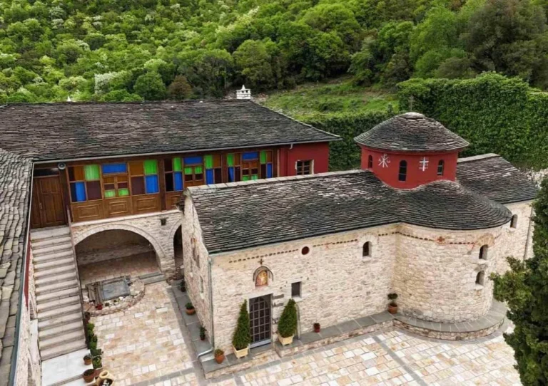 monastiri asprageloi