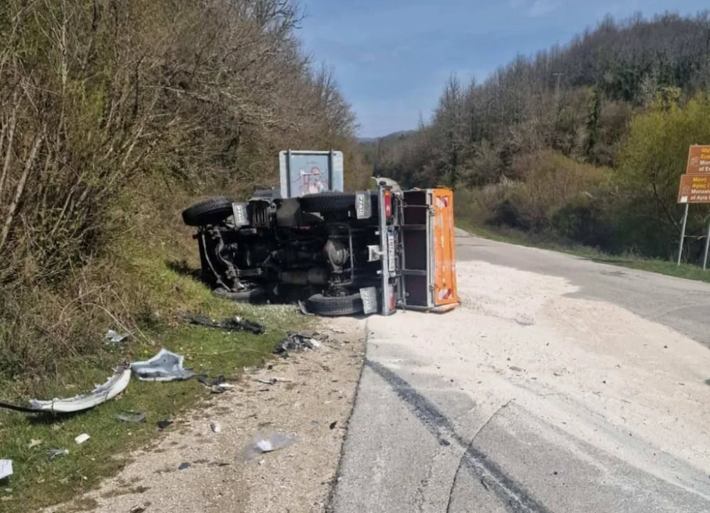 ΙΧ συγκρούστηκε με φορτηγό- Δύο τραυματίες 1 troxaio vitsa