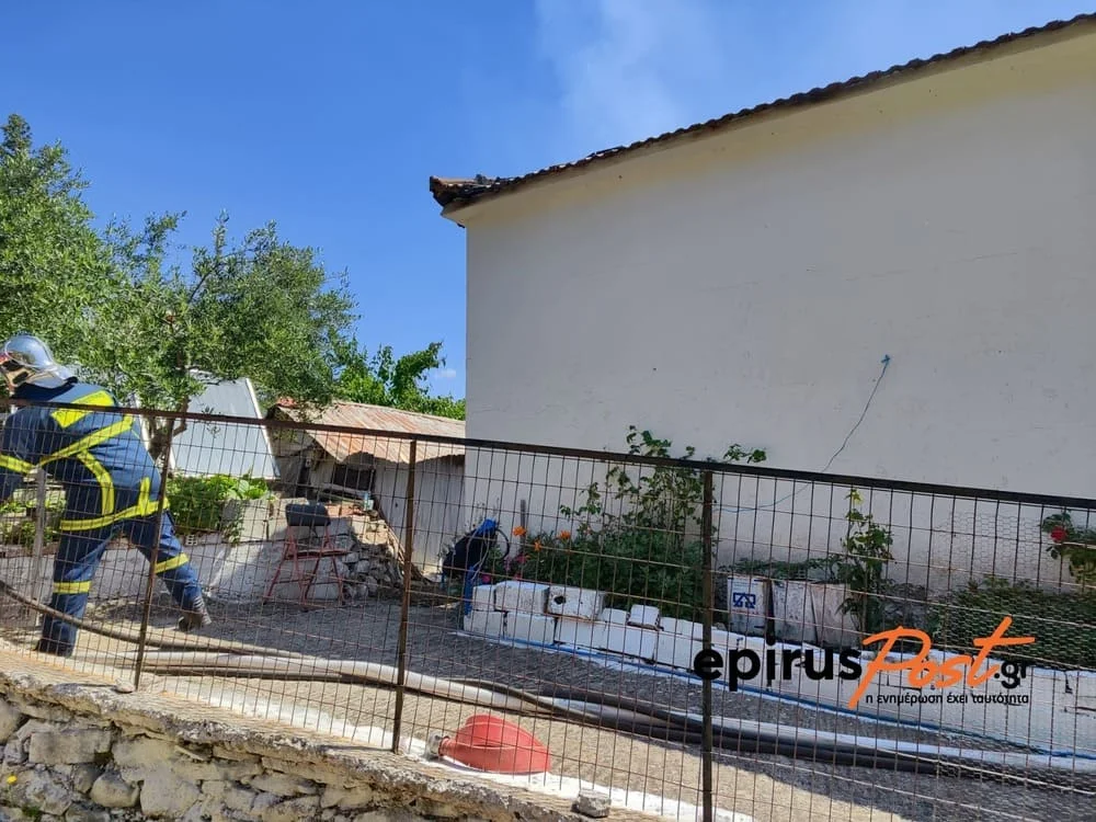 Τραγωδία στην Άνω Ράχη.. Απανθρακώθηκε ηλικιωμένη, στο νοσοκομείο η αδελφή της 1 fotia ano raxi