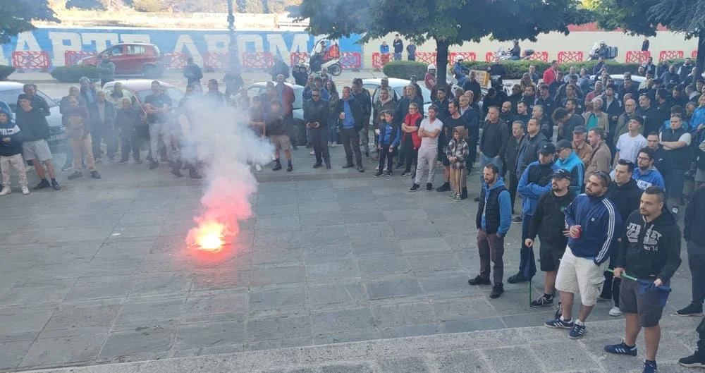 «Πούλα – Φύγε»: Ξεσηκωμός των φιλάθλων του ΠΑΣ Γιάννινα 1 pas plateia