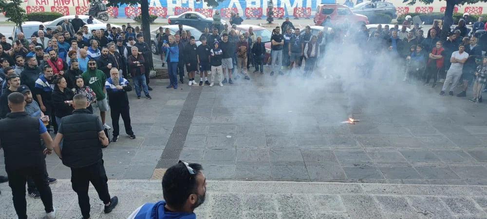 «Πούλα – Φύγε»: Ξεσηκωμός των φιλάθλων του ΠΑΣ Γιάννινα 3 pas plateia