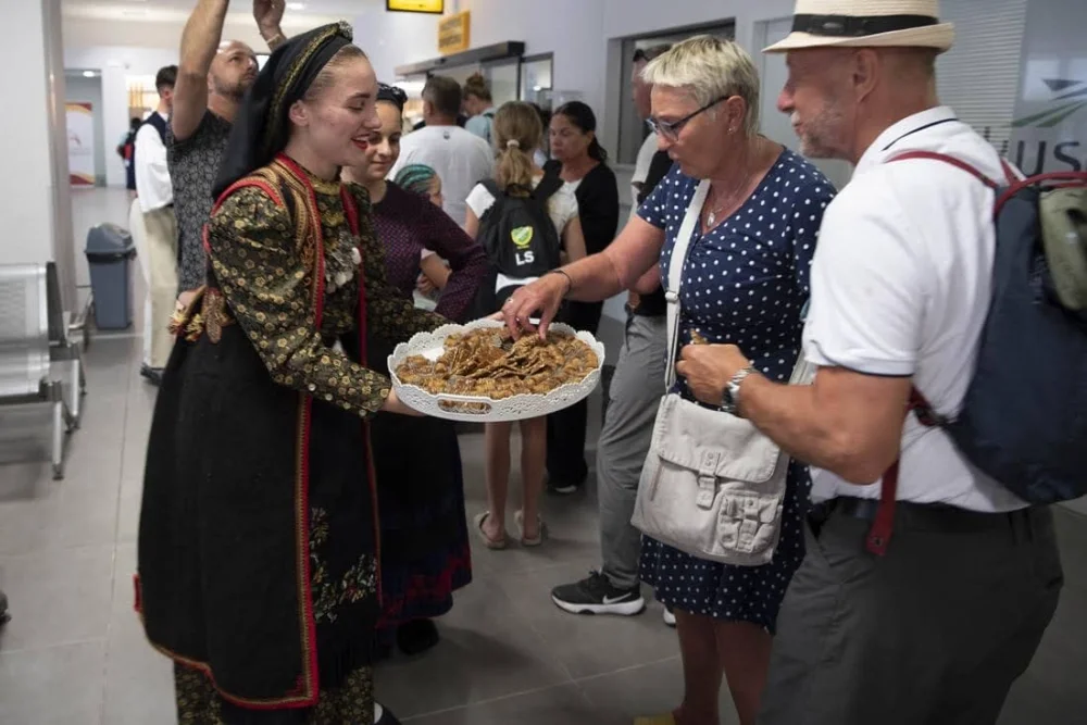 Τα Βόρεια Τζουμέρκα κέρασαν και χόρεψαν στο αεροδρόμιο! 1 xoroi aerodromio