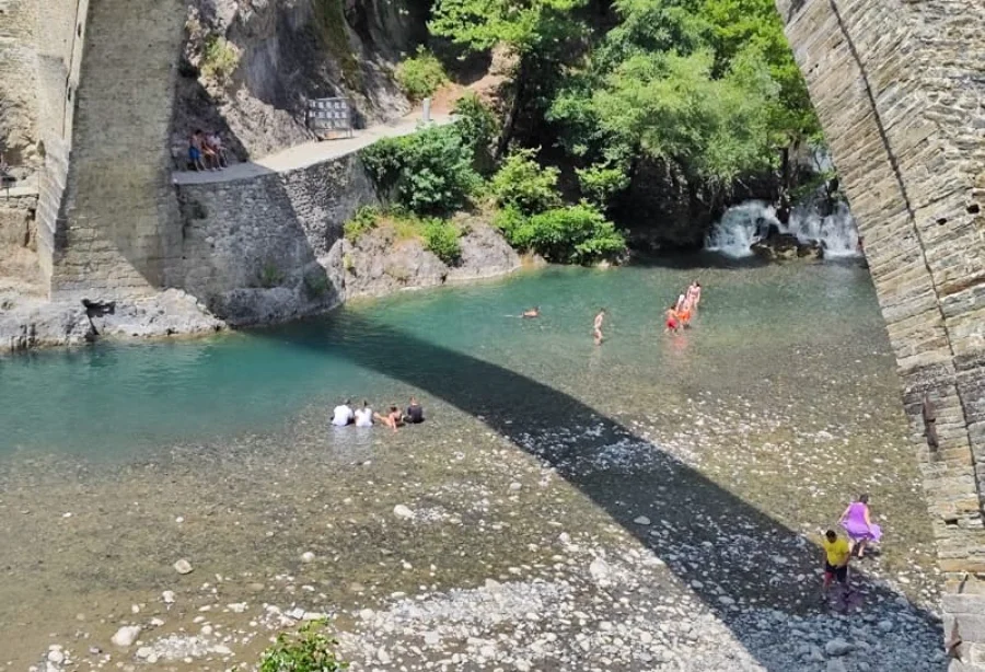 Βουτιές και ράφτινγκ στον Αώο και τον Βοϊδομάτη – Ανάσα δροσιάς στην Ήπειρο 1 gefiri vouties konitsa