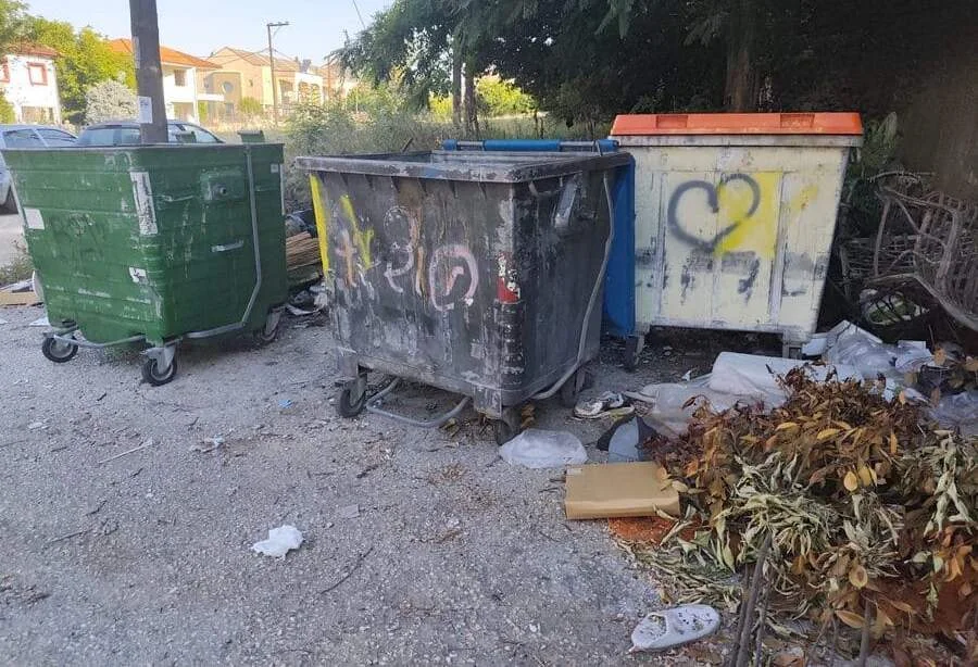 Ανατολή: Μπάζα, ξερά κλαδιά και χαλασμένοι κάδοι.. 1 mpaza kadoi