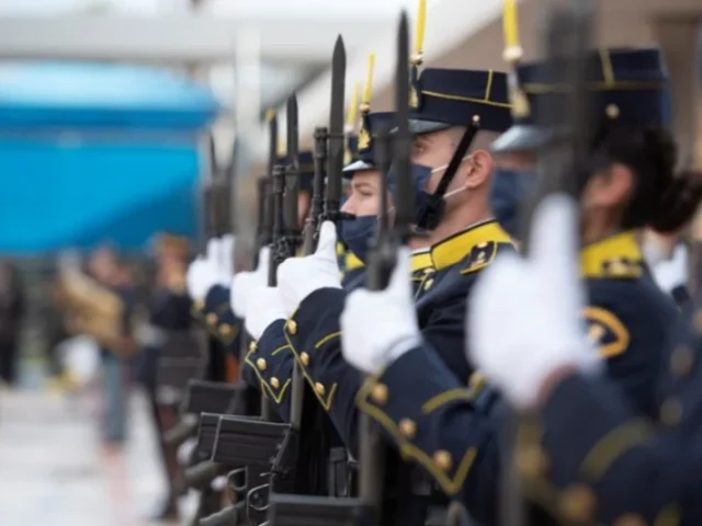 stratiotikews sxoles