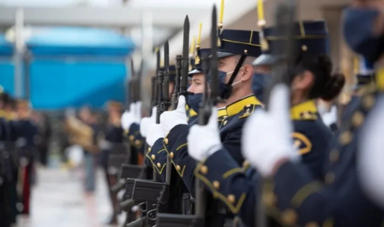 stratiotikews sxoles