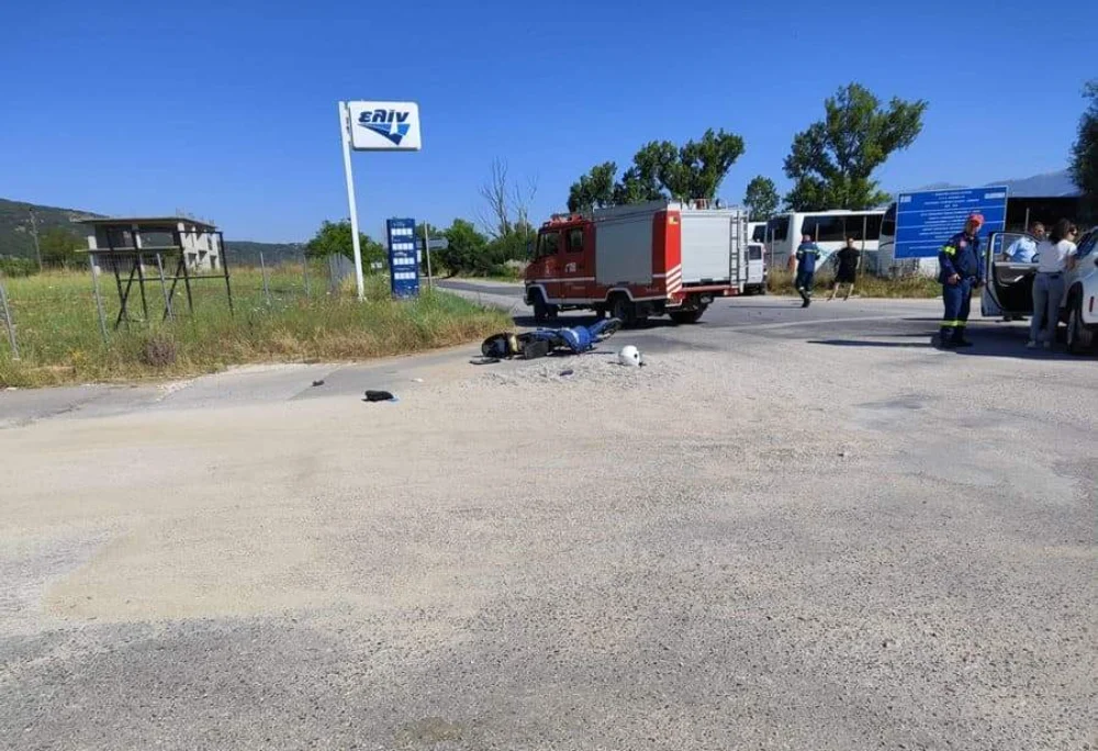 Σοβαρό τροχαίο στη βλαχόστρατα με σύγκρουση δύο ΙΧ και δικύκλου 1 troxaio perifereiaki