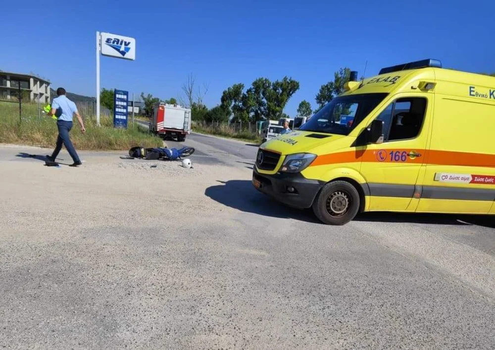 Σοβαρό τροχαίο στη βλαχόστρατα με σύγκρουση δύο ΙΧ και δικύκλου 2 troxaio perifereiaki