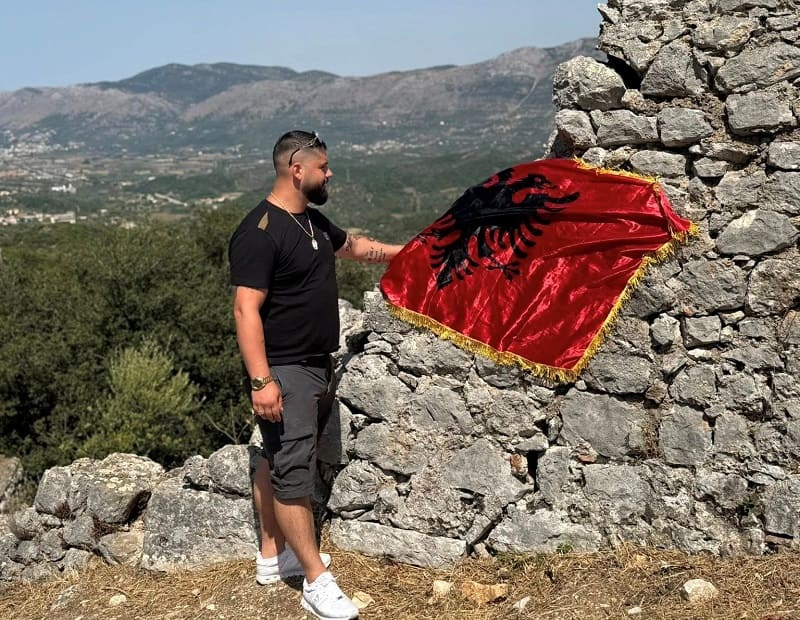 «Θεσπρωτία: Σημαία της Αλβανίας σε ερείπια σπιτιού – Τσάμικη προπαγάνδα στα social media» 1 alvanos polineri