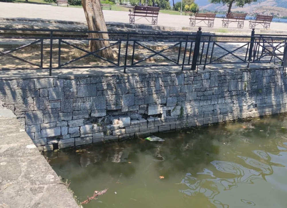 «Σουρωτήρι» ο κρηπιδότοιχος της Παμβώιτδας, καταρρεύσεις και βαθιές σπηλαιώσεις 2 kripidotoixos