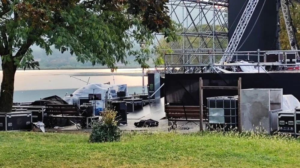 skini plateia mavili