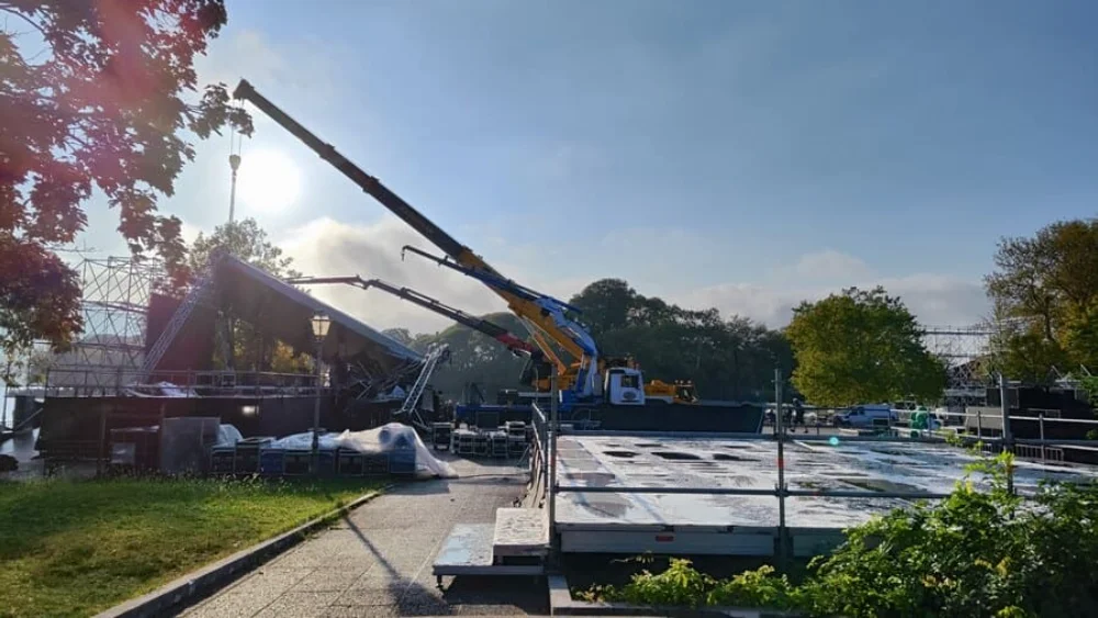 skini plateia mavili