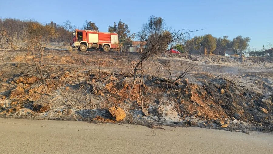 Βρυσούλα: Οριοθετήθηκε η πυρκαγιά, διάσπαρτες εστίες κρατούν σε εγρήγορση τις δυνάμεις 2 vrisoula f