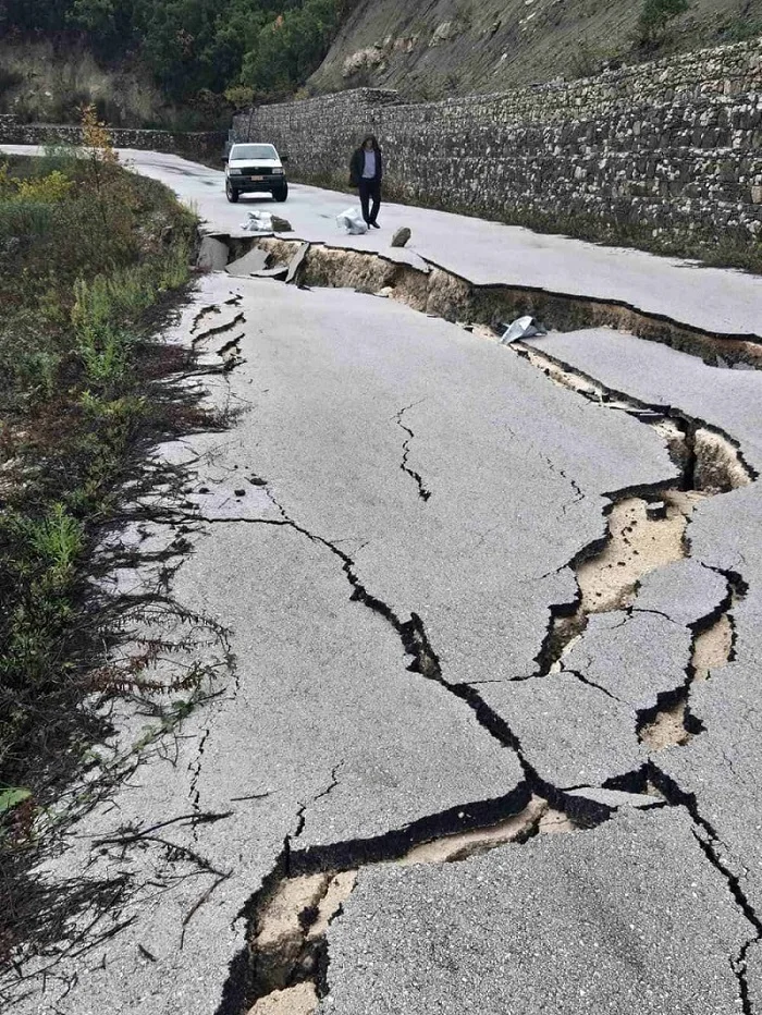 Άγιος Ανδρέας- Τύρια… Ο δρόμος έγινε κομμάτια!! Σε εξέλιξη μεγάλη καθίζηση- ΦΩΤΟ 1 agios andreas dromos