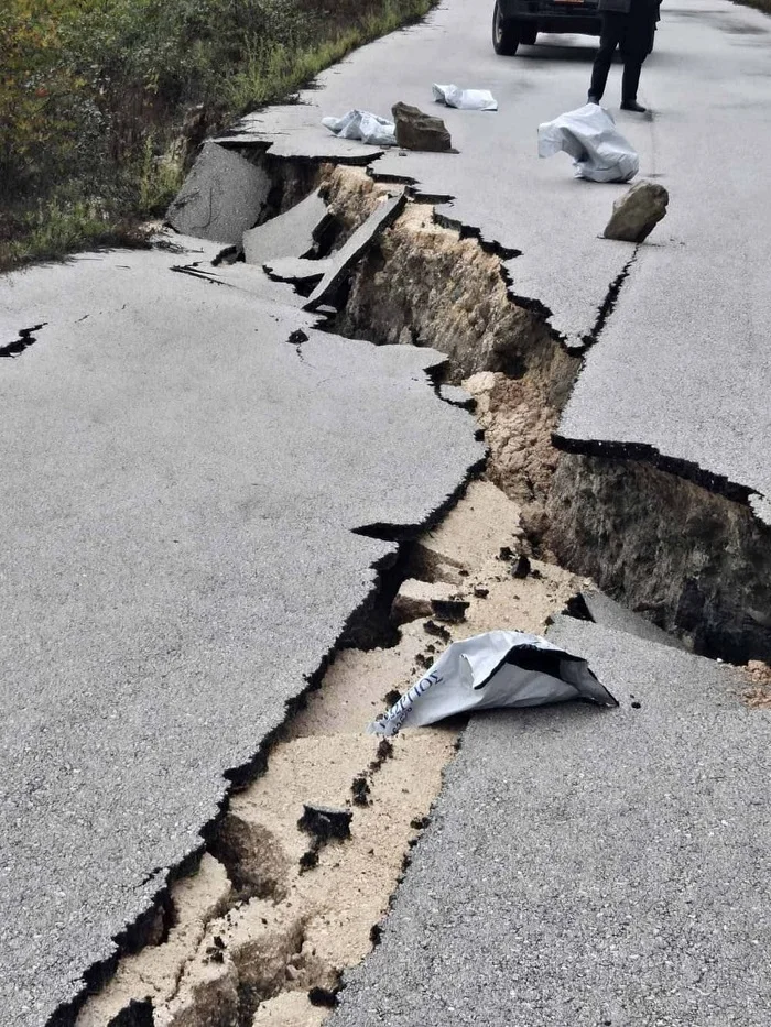 Άγιος Ανδρέας- Τύρια… Ο δρόμος έγινε κομμάτια!! Σε εξέλιξη μεγάλη καθίζηση- ΦΩΤΟ 3 agios andreas dromos