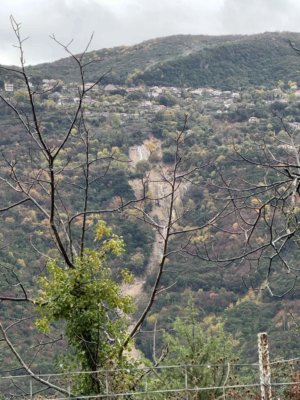 Κουκούλια Τζουμέρκων… «Μετακινείται» η πλαγιά κάτω από τα σπίτια του χωριού 1 koukoulia katolistisi