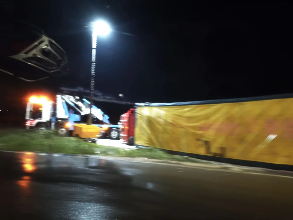 Επιχείρηση με γερανούς για να «σηκωθεί» η νταλίκα από την Περιφερειακή 1 ntalika