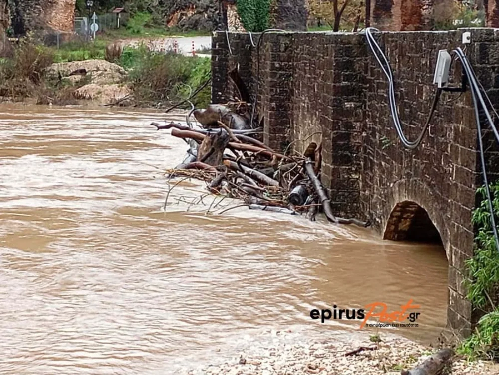 Φράγματα από κορμούς δέντρων απειλούν το Ρωμαϊκό Υδραγωγείο 3 romaiko idragogeio xeimonas