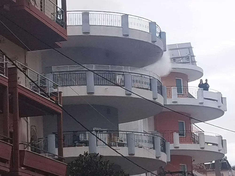 Αμπελόκηποι: Σε εξέλιξη η επιχείρηση κατάσβεσης φωτιάς σε διαμέρισμα 1 ampelokipoi