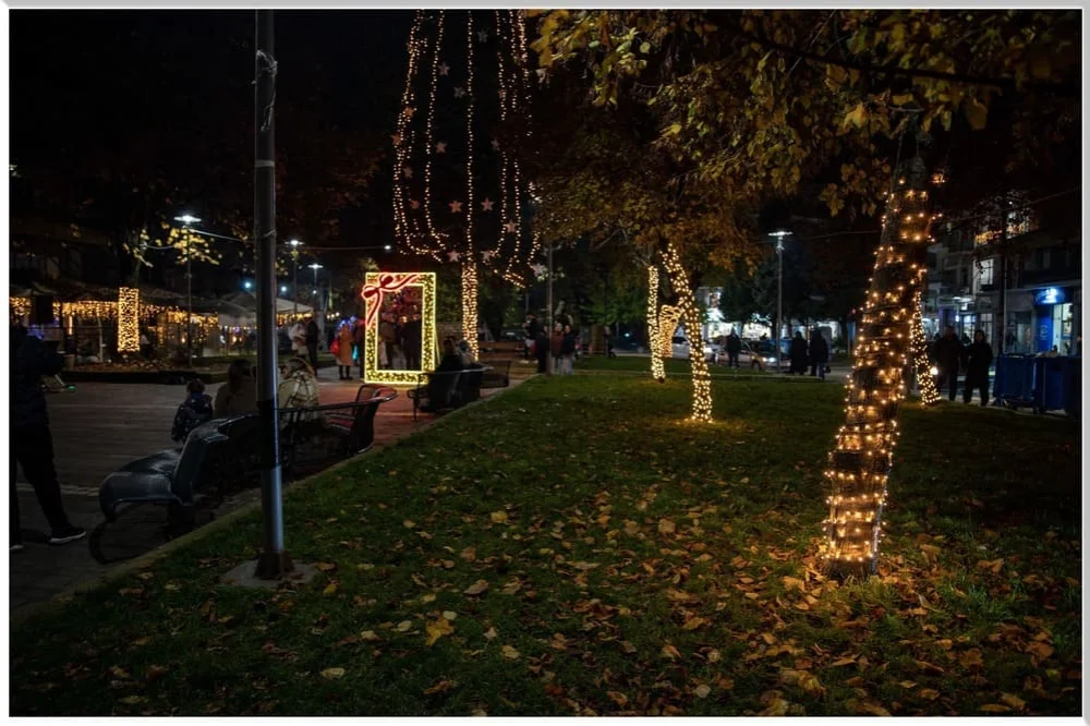 Χριστουγεννιάτικη ατμόσφαιρα στην Πλατεία Πάργας.. και μια κορνίζα για… ενθύμια! 1 korniza pargis