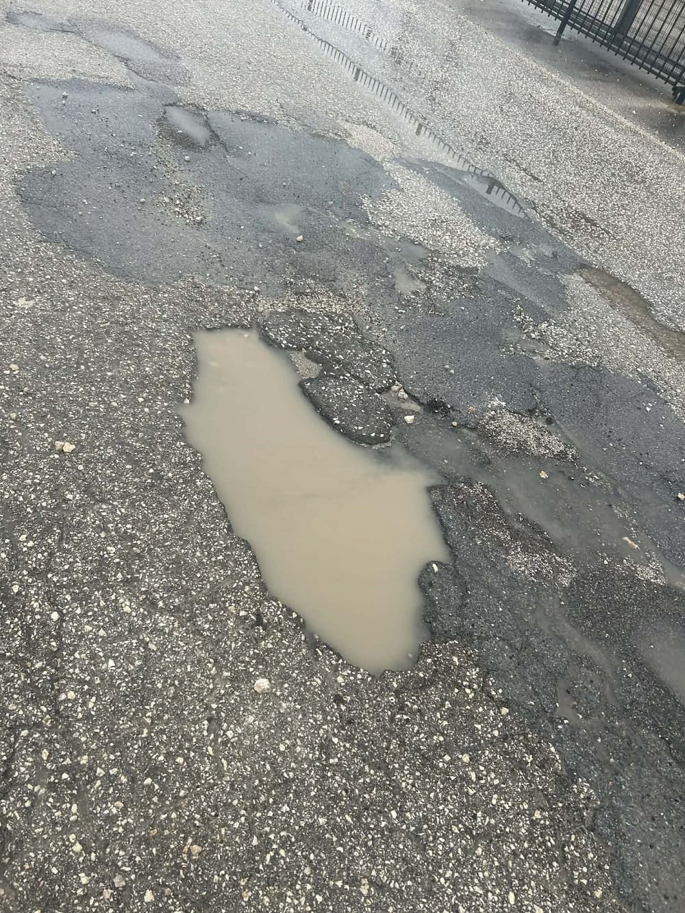 «Κρατήρες» στον δρόμο Εθνικής-Λεωφόρου Νιάρχου – Κίνδυνος για οδηγούς 1 lakouva