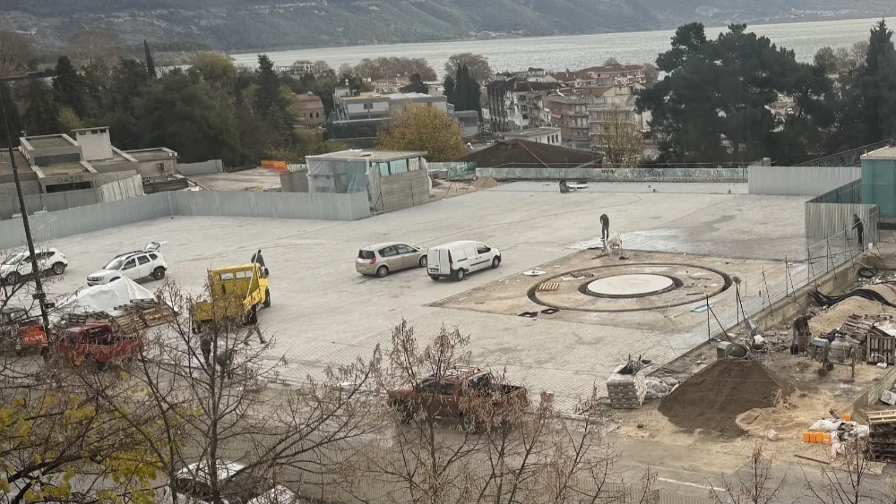 ΙΧ δοκιμάζουν… την αντοχή του κυβόλιθου στην κεντρική πλατεία!!! 1 plateia ioannina