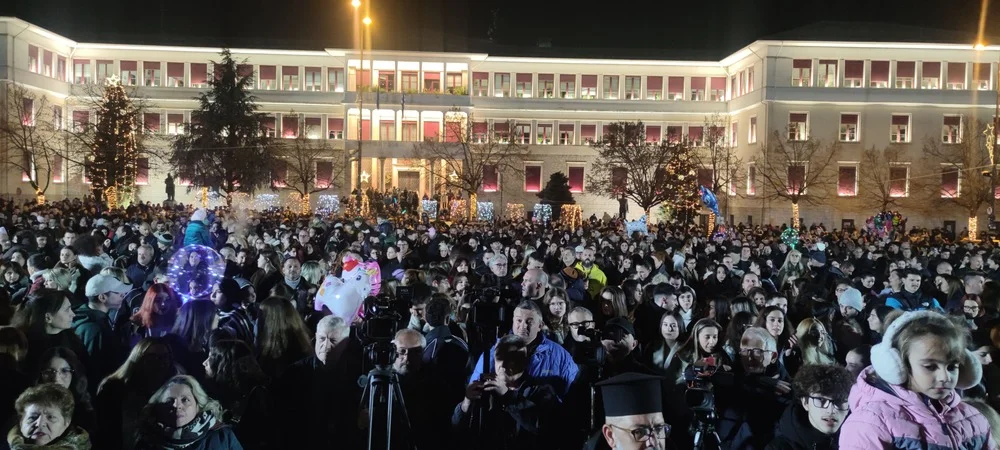 Ιωάννινα: Πλήθος κόσμου στην εορταστική φωταγώγηση και την… πρεμιέρα της κεντρικής πλατείας ΦΩΤΟ-ΒΙΝΤΕΟ 2 plateia xristougenna