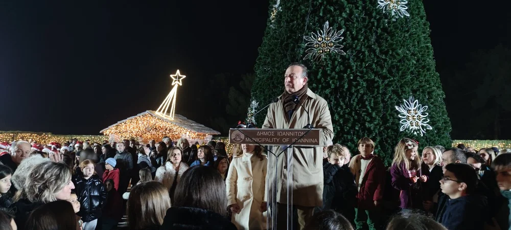 Ιωάννινα: Πλήθος κόσμου στην εορταστική φωταγώγηση και την… πρεμιέρα της κεντρικής πλατείας ΦΩΤΟ-ΒΙΝΤΕΟ 1 plateia xristougenna