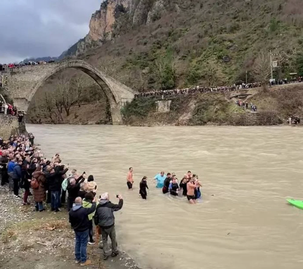 Θεοφάνεια στην Κόνιτσα: Ο αγιασμός των υδάτων στο γεφύρι του Αώου 1 agiasmos konitsa