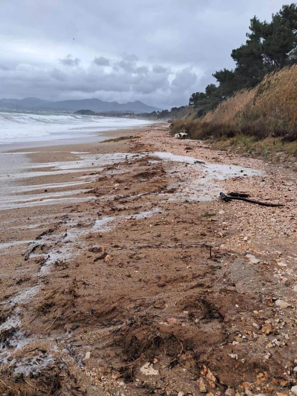 Το κύμα «χτύπησε» και πάλι τον ποδηλατόδρομο στο Μονολίθι 1 podilatodromos