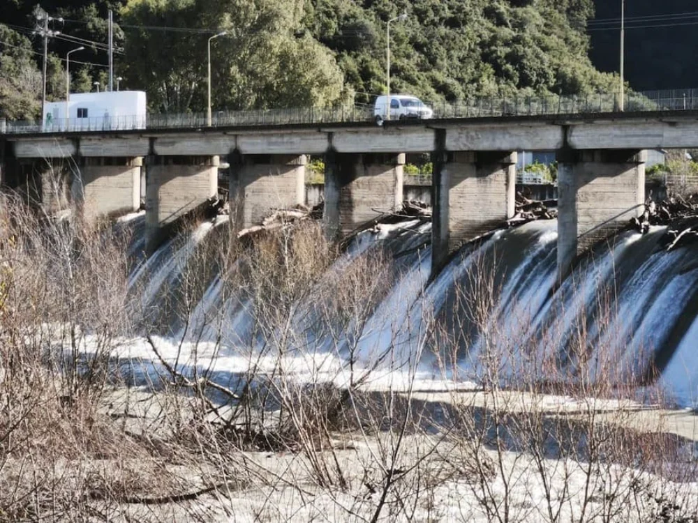 Καλαμάς: Κορμοί δέντρων και φερτά υλικά «έφραξαν» την γέφυρα Ραγίου 2 ragio platania