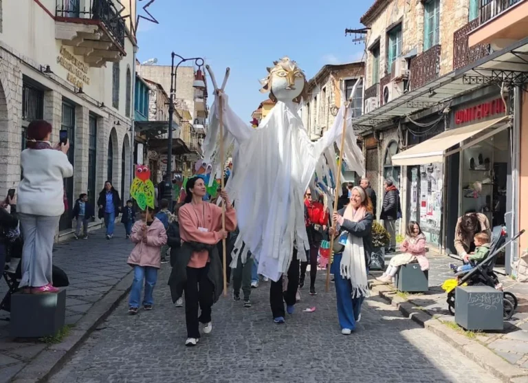 parelasi koukouteatro