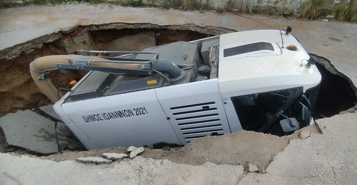 Καθίζηση στην Βελισσαρίου «κατάπιε» όχημα της καθαριότητας του Δήμου 1 velissariou