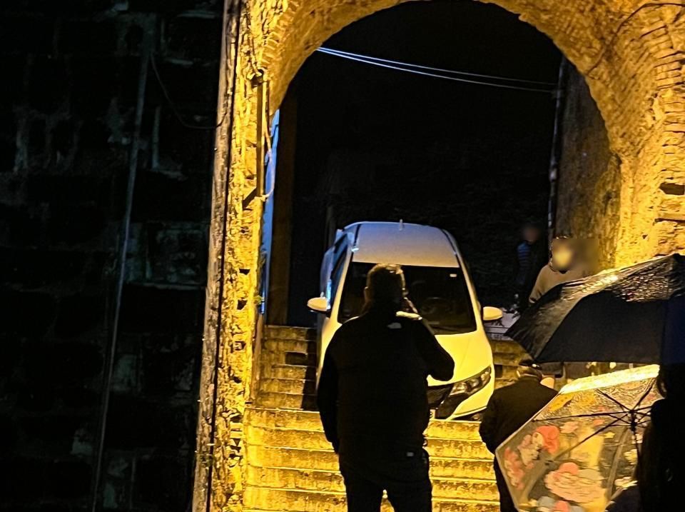 Το "ακατόρθωτο" έγινε πραγματικότητα.. ΙΧ "σφήνωσε" στα σκαλιά του Κάστρου! 1 oxima kastro