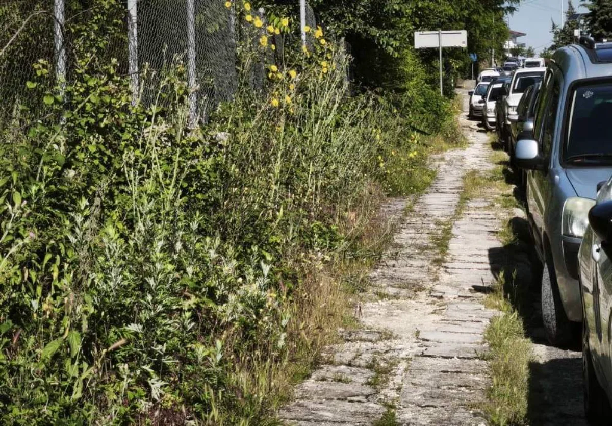 Μακρυγιάννη: Εικόνες εγκατάλειψης στο πεζοδρόμιο δίπλα στο νοσοκομείο 1 pezodromio xtzikosta