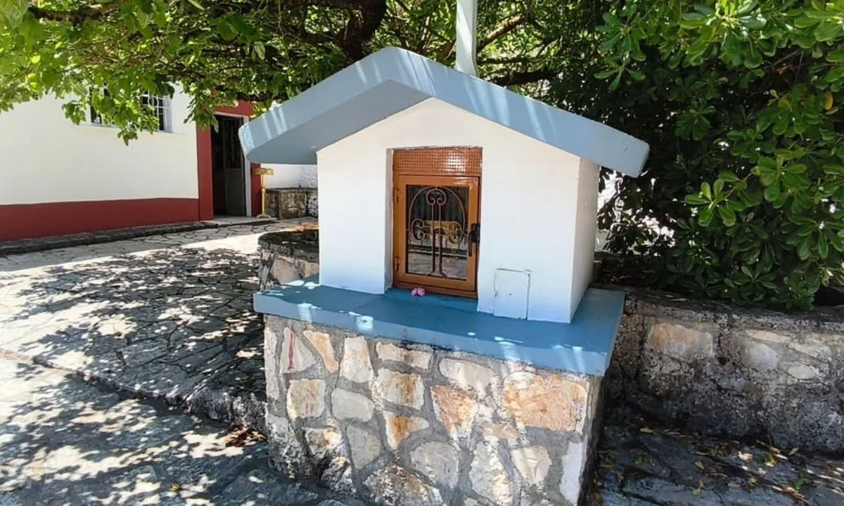 Ένα ιστορικό εκκλησάκι στον Φρόντζο που έμεινε χωρίς Θεία Λειτουργία 1 agia triada