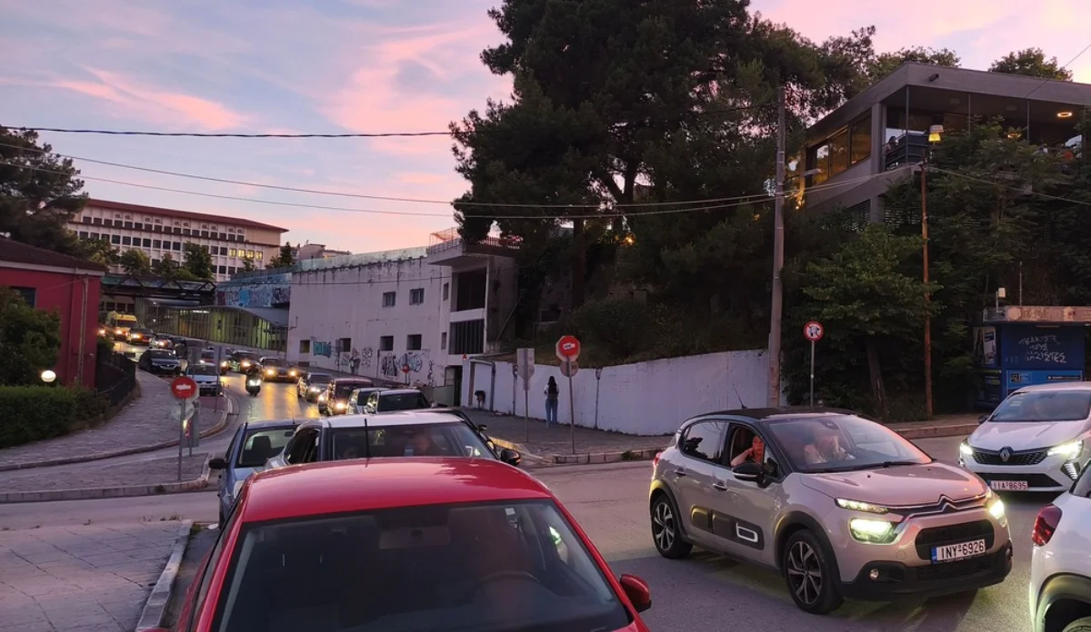 Ιωάννινα: Δύο μεγάλες εκδηλώσεις έφεραν κυκλοφοριακό χάος- «Παρέλυσε» η πόλη το βράδυ του Σαββάτου 2 giannena kinisi