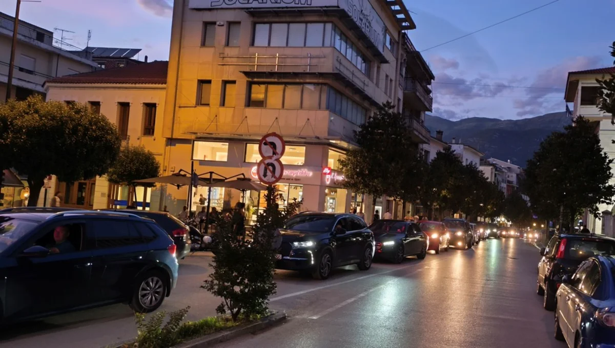 Ιωάννινα: Δύο μεγάλες εκδηλώσεις έφεραν κυκλοφοριακό χάος- «Παρέλυσε» η πόλη το βράδυ του Σαββάτου 3 giannena kinisi