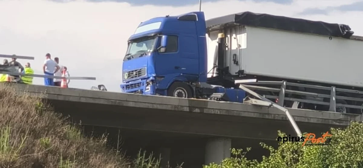 Εικόνες- Εγνατία Οδός: Νταλίκα πάνω σε γέφυρα ξήλωσε μπάρες – Τεράστιες ουρές οχημάτων 1 ntalika egnatia