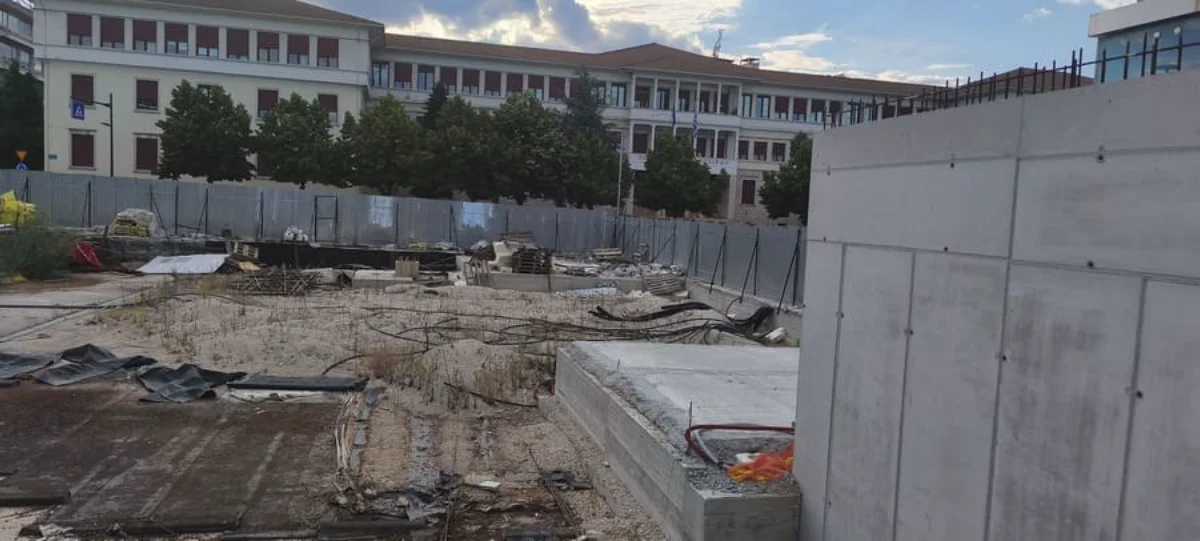 Κεντρική πλατεία Ιωαννίνων- Πίσω από τις λαμαρίνες σαν εργοτάξιο ξεχασμένο! 2 plateia erga