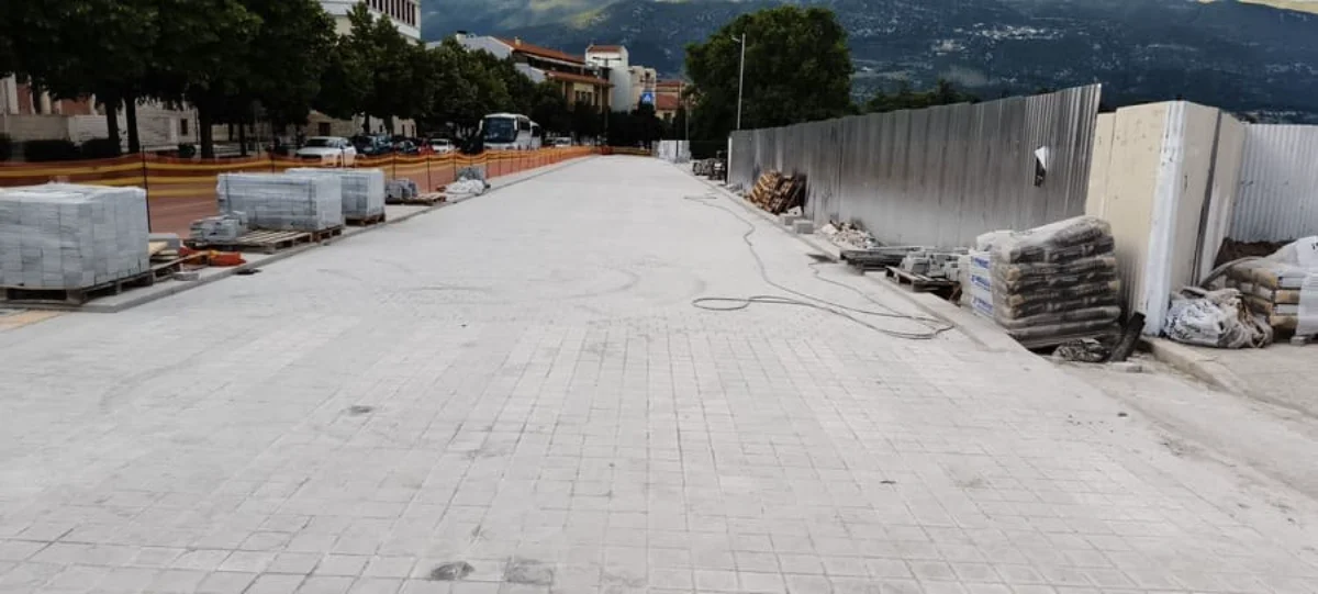 Κεντρική πλατεία Ιωαννίνων- Πίσω από τις λαμαρίνες σαν εργοτάξιο ξεχασμένο! 1 plateia erga