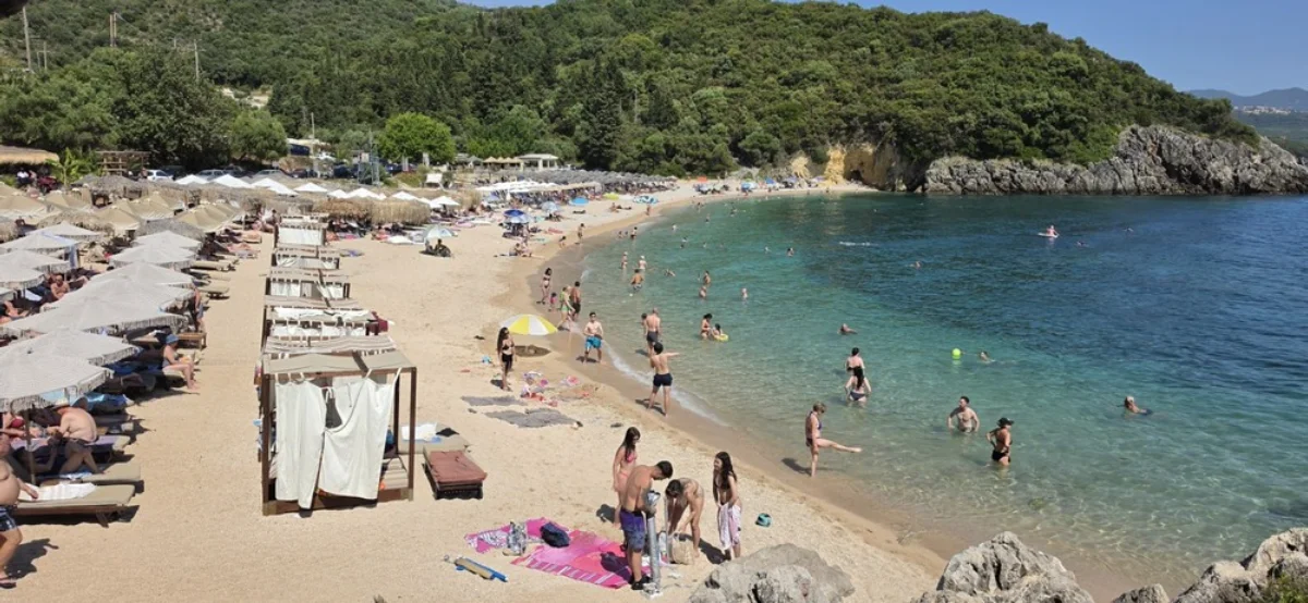 Θεσπρωτία και Πρέβεζα: Οι τουρίστες καταφτάνουν αλλά η ακρίβεια «παγώνει» την κατανάλωση 1 sivota paralia