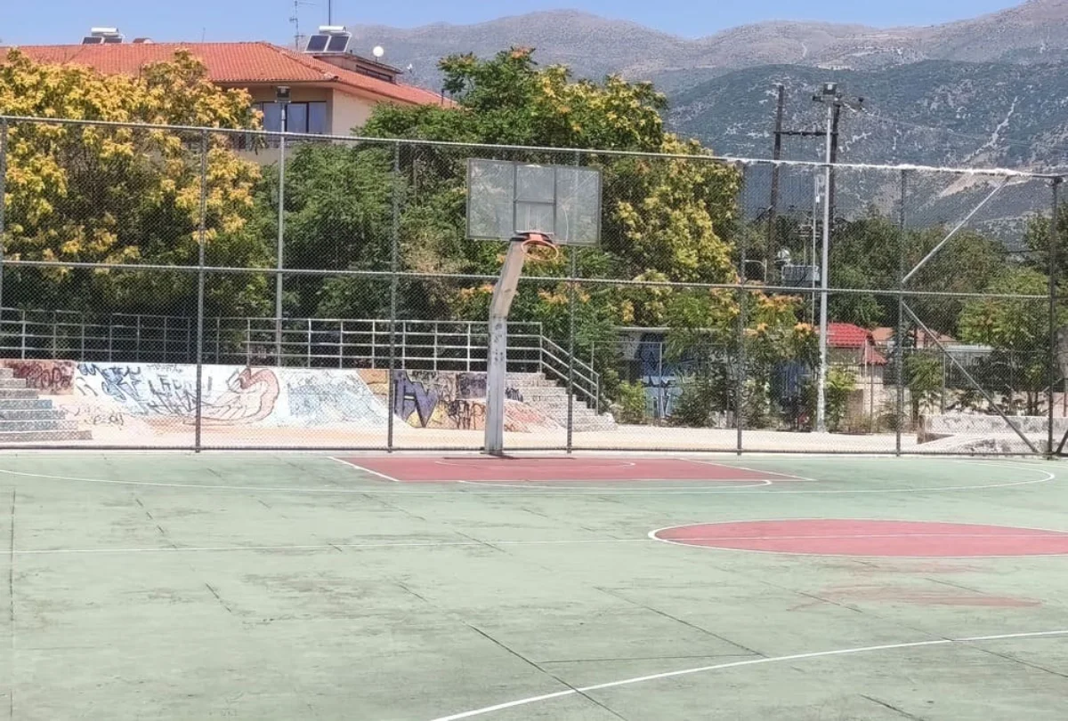 Skate Park της Μακαρίου – Γήπεδα διαλυμένα, δεκάδες παιδιά στριμώχνονται σε ΜΙΑ μπασκέτα! 2 atlitiko kentro makariou