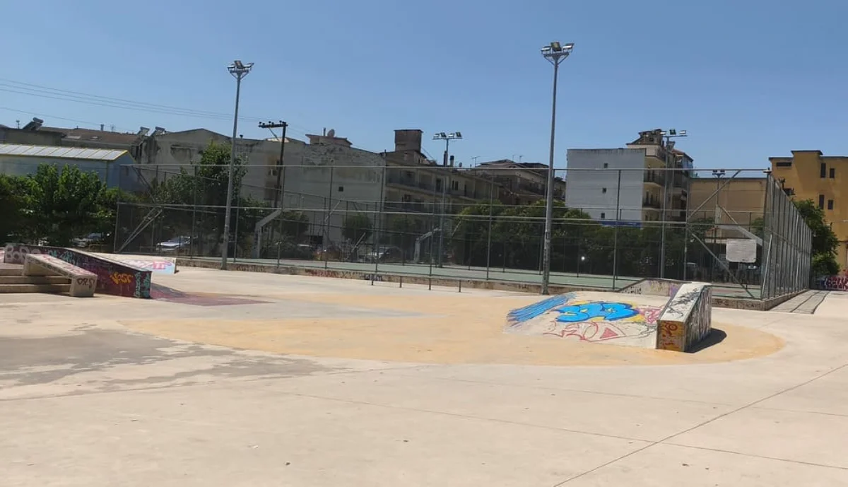 Skate Park της Μακαρίου – Γήπεδα διαλυμένα, δεκάδες παιδιά στριμώχνονται σε ΜΙΑ μπασκέτα! 3 atlitiko kentro makariou